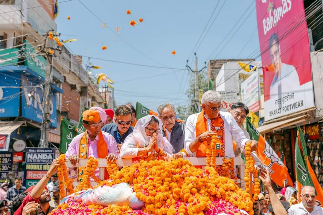 नामांकन के लिए उमड़ी भीड़ से प्रभावित श्रीमती अनिता सोम प्रकाश ने क्षेत्र की जनता को हार्दिक धन्यवाद दिया